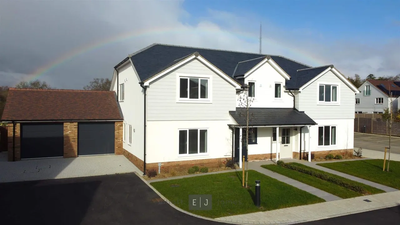 3 bed house for sale — Meadowcroft Gardens, High Beech, Loughton