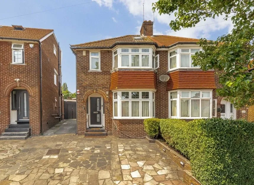 3 bed house for sale — Lodore Gardens, Kingsbury, NW9