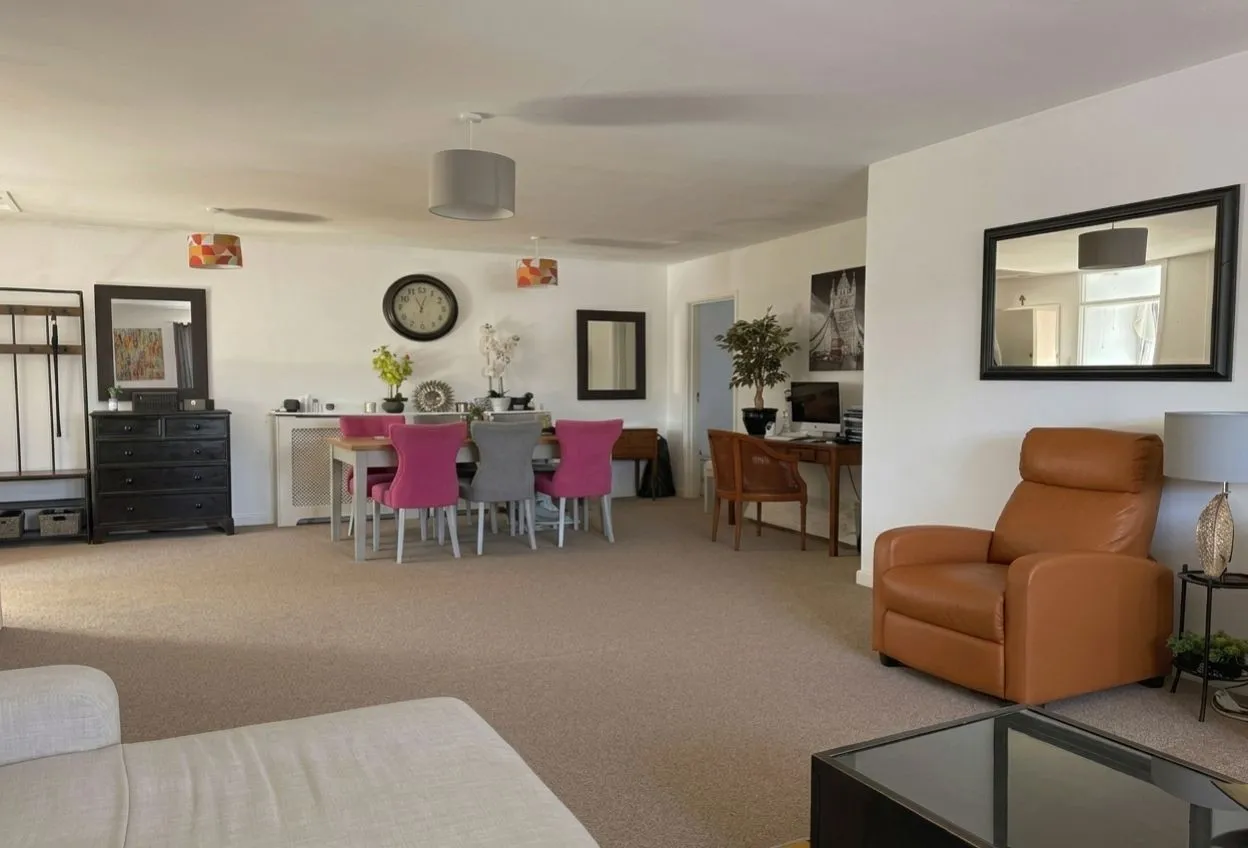 2 bed flat to rent, Kingston Road, Leatherhead, KT22