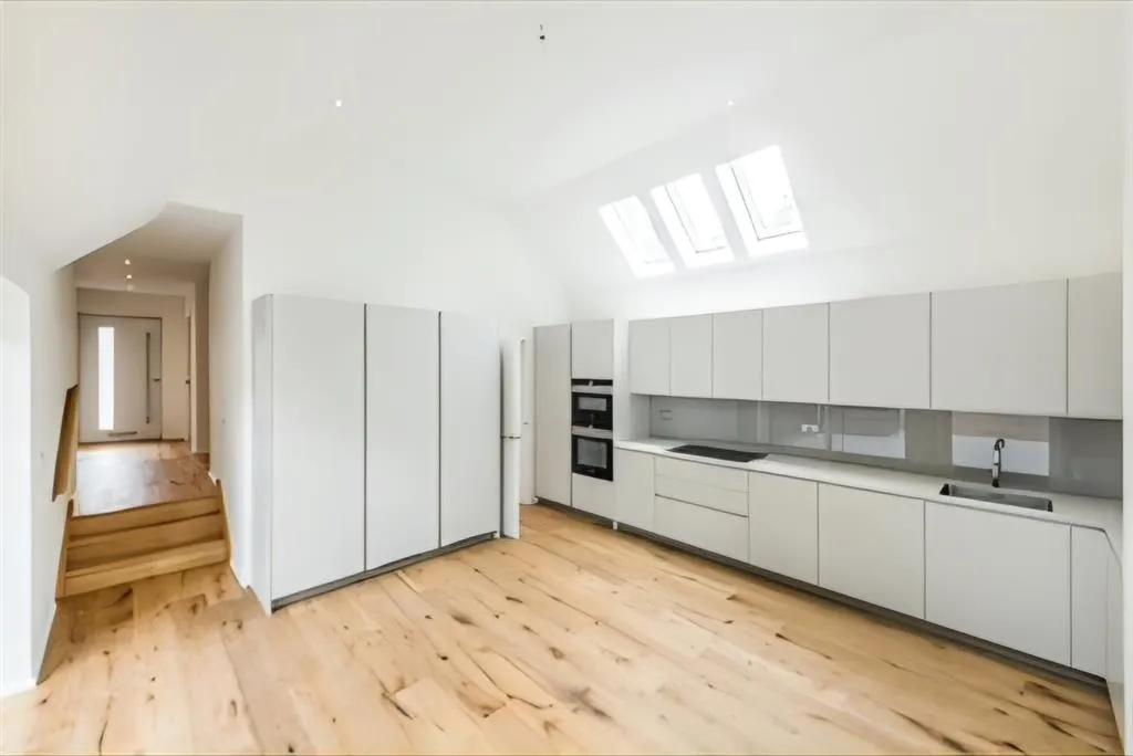 Hophurst Lane, RH10, photo 6