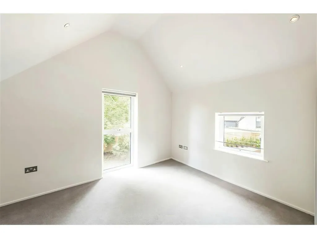 Hophurst Lane, RH10, photo 12