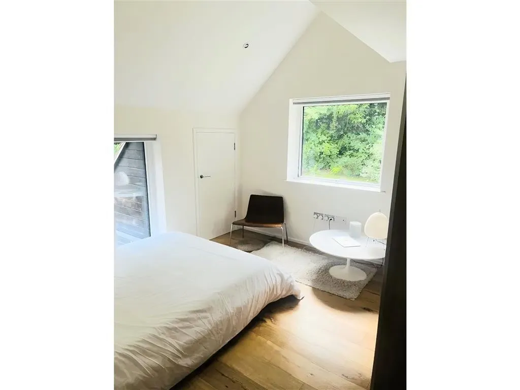 Hophurst Lane, RH10, photo 13