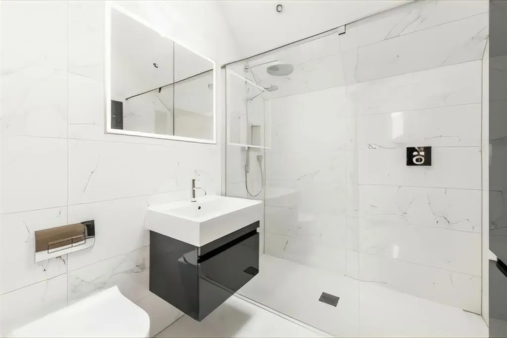 Hophurst Lane, RH10, photo 11