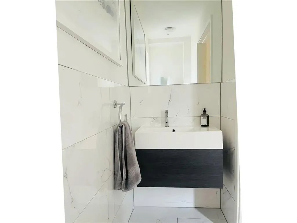 Hophurst Lane, RH10, photo 5