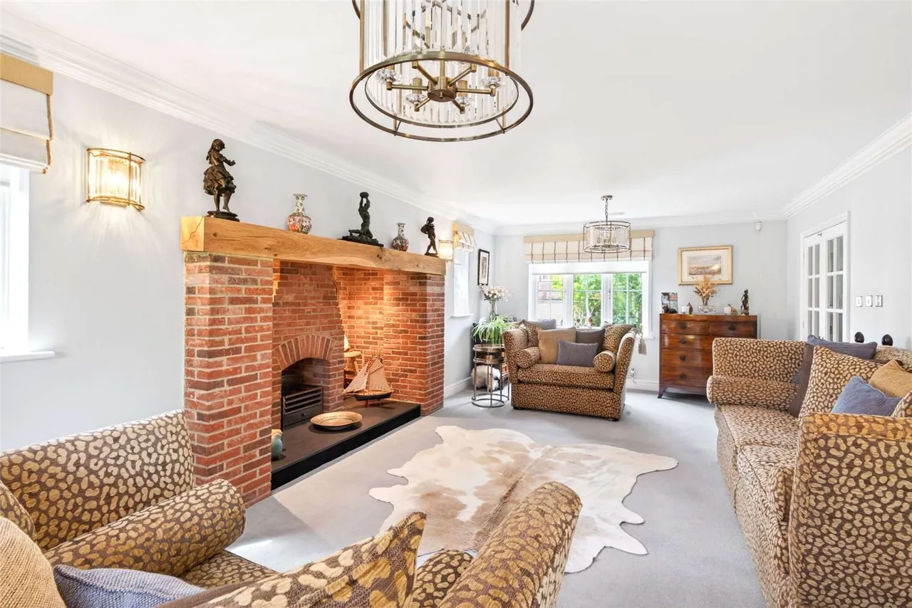Kings Place, Loughton, Essex, IG10 4PW, photo 2
