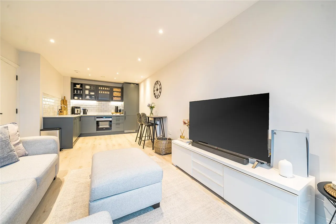 Pembroke Broadway, Camberley, GU15, photo 2