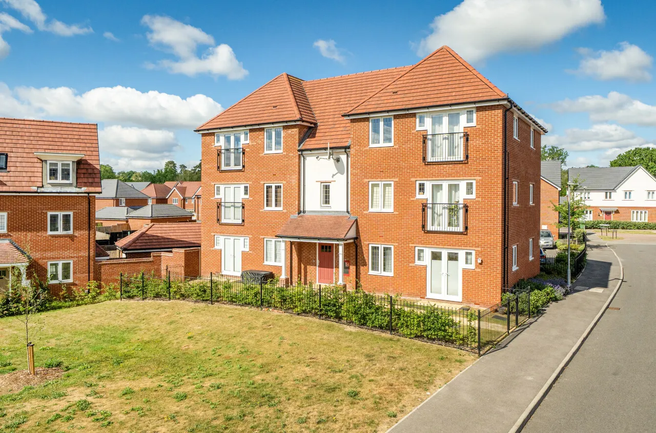 2 bed flat for sale — Walton Heath, Binfield, Bracknell, Berkshire, RG42 4LN