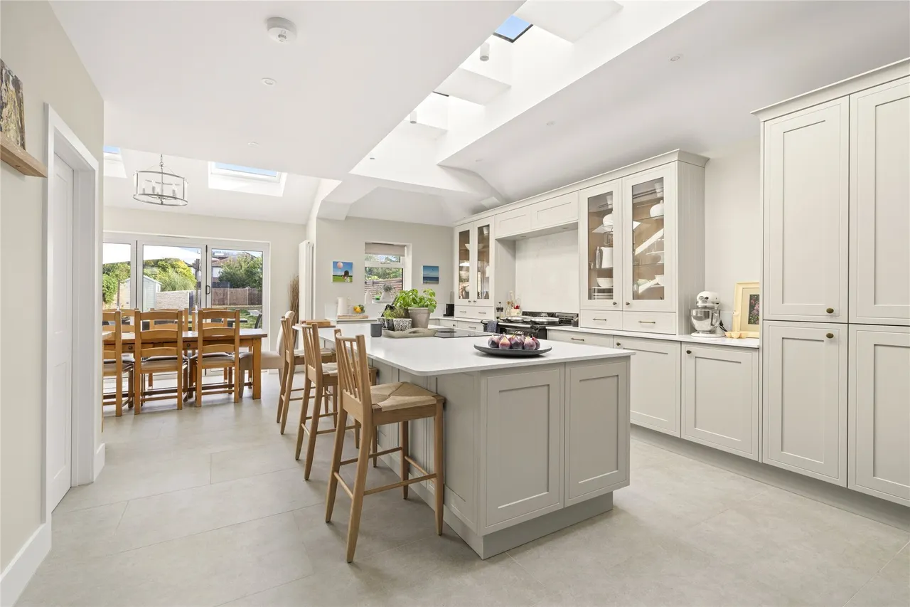 St. Albans Avenue, Weybridge, KT13, photo 9