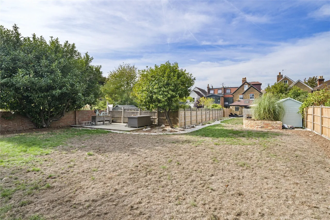 St. Albans Avenue, Weybridge, KT13, photo 2