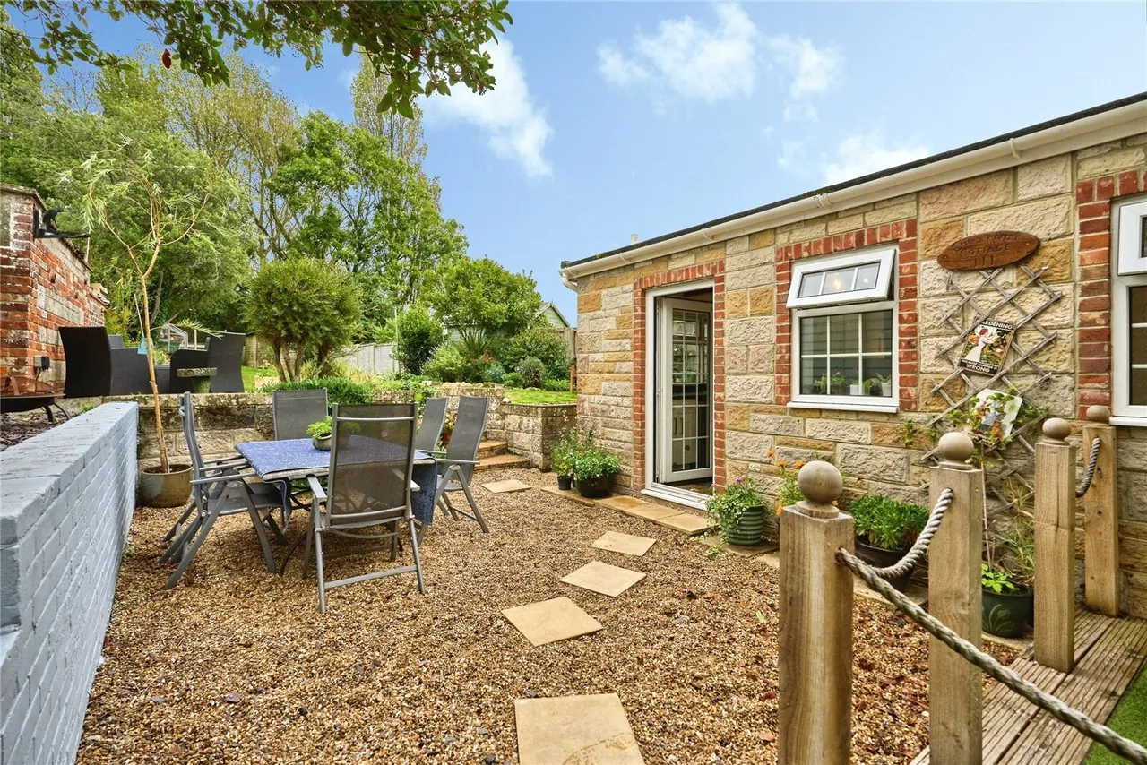 Wyatts Lane, Cowes, PO31, photo 2
