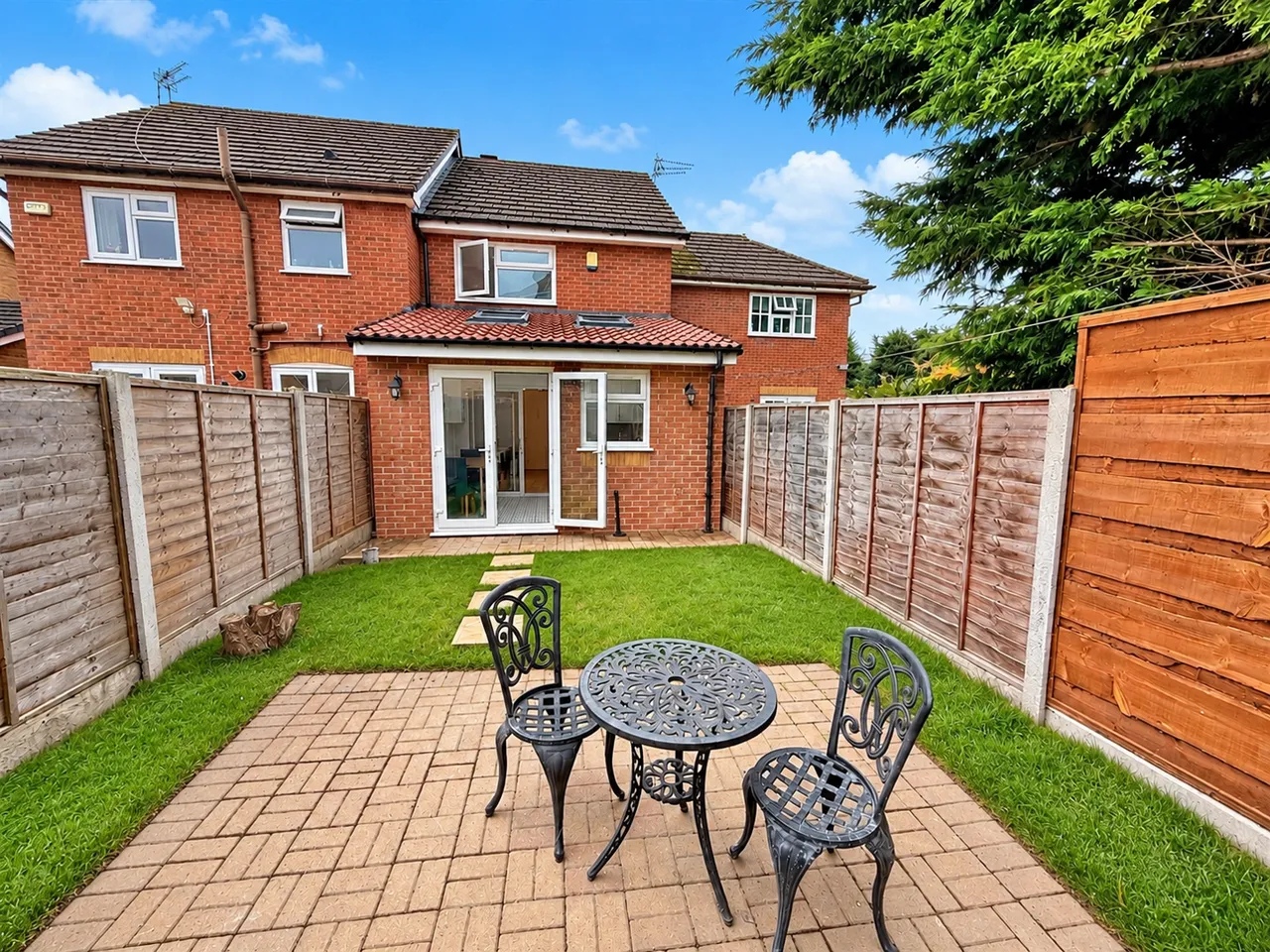 Simons Close, Sale, M33, photo 4