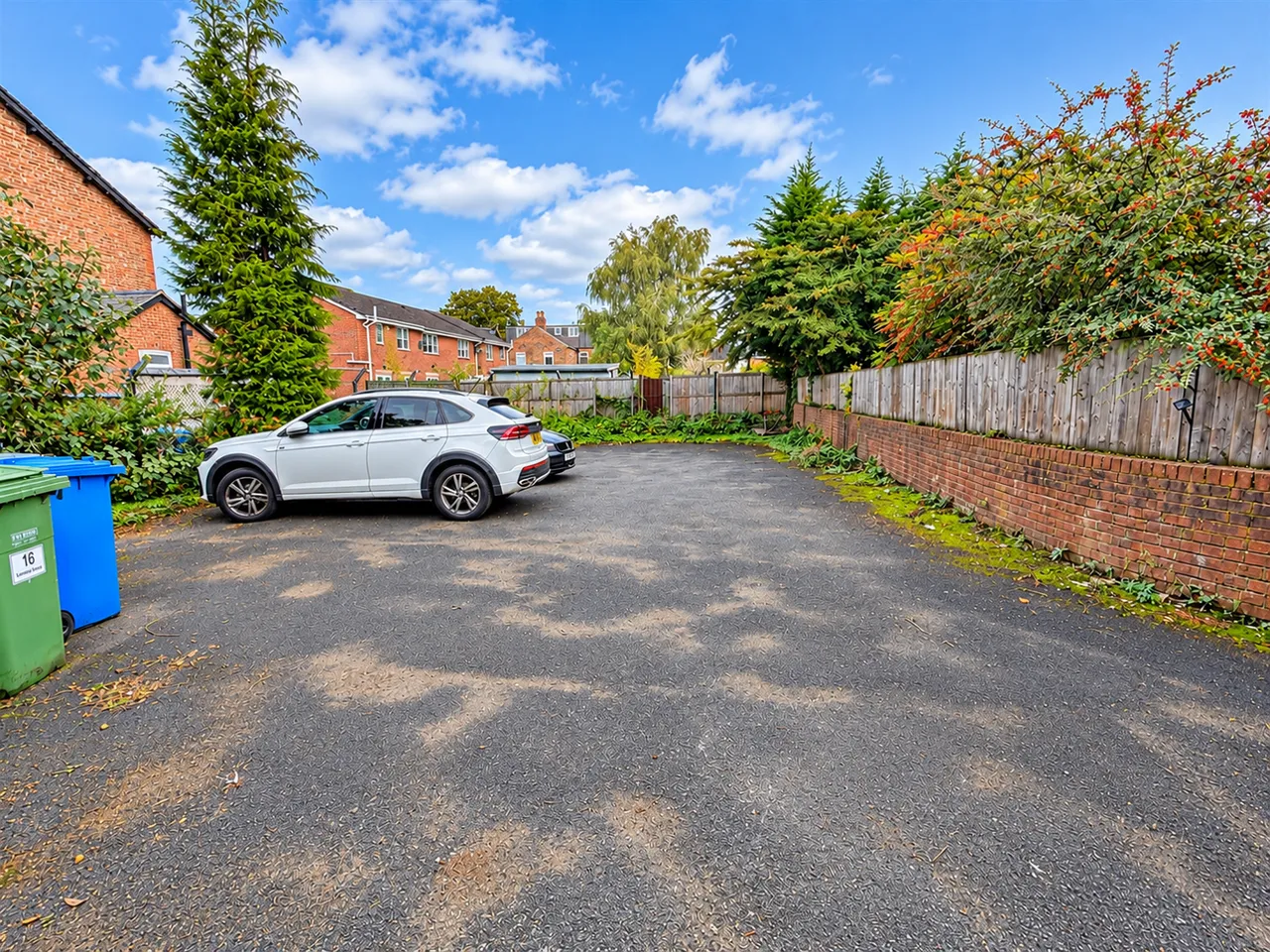Simons Close, Sale, M33, photo 17
