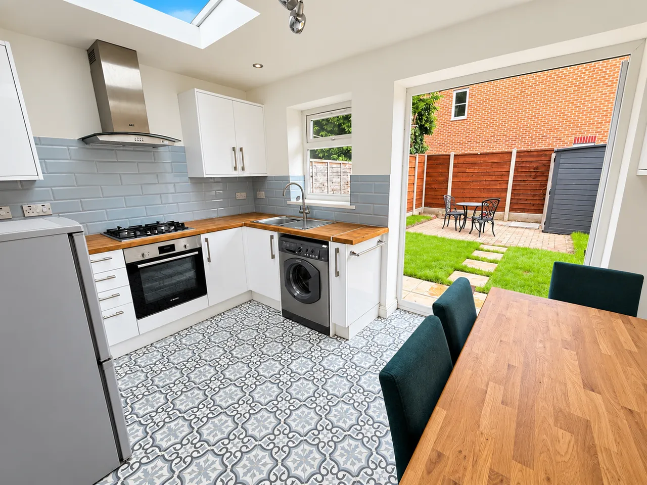 Simons Close, Sale, M33, photo 2