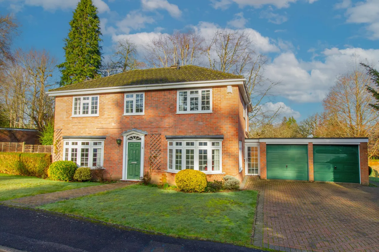 4 bed house for sale — Rosedene Gardens, Fleet, GU51 4NQ