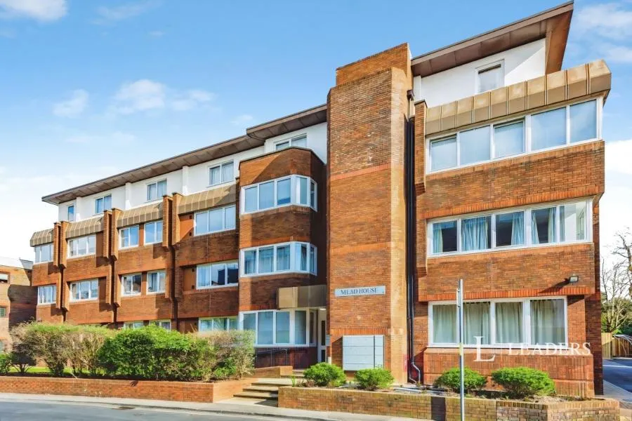 2 bed flat to rent, Cantelupe Road, East Grinstead, RH19