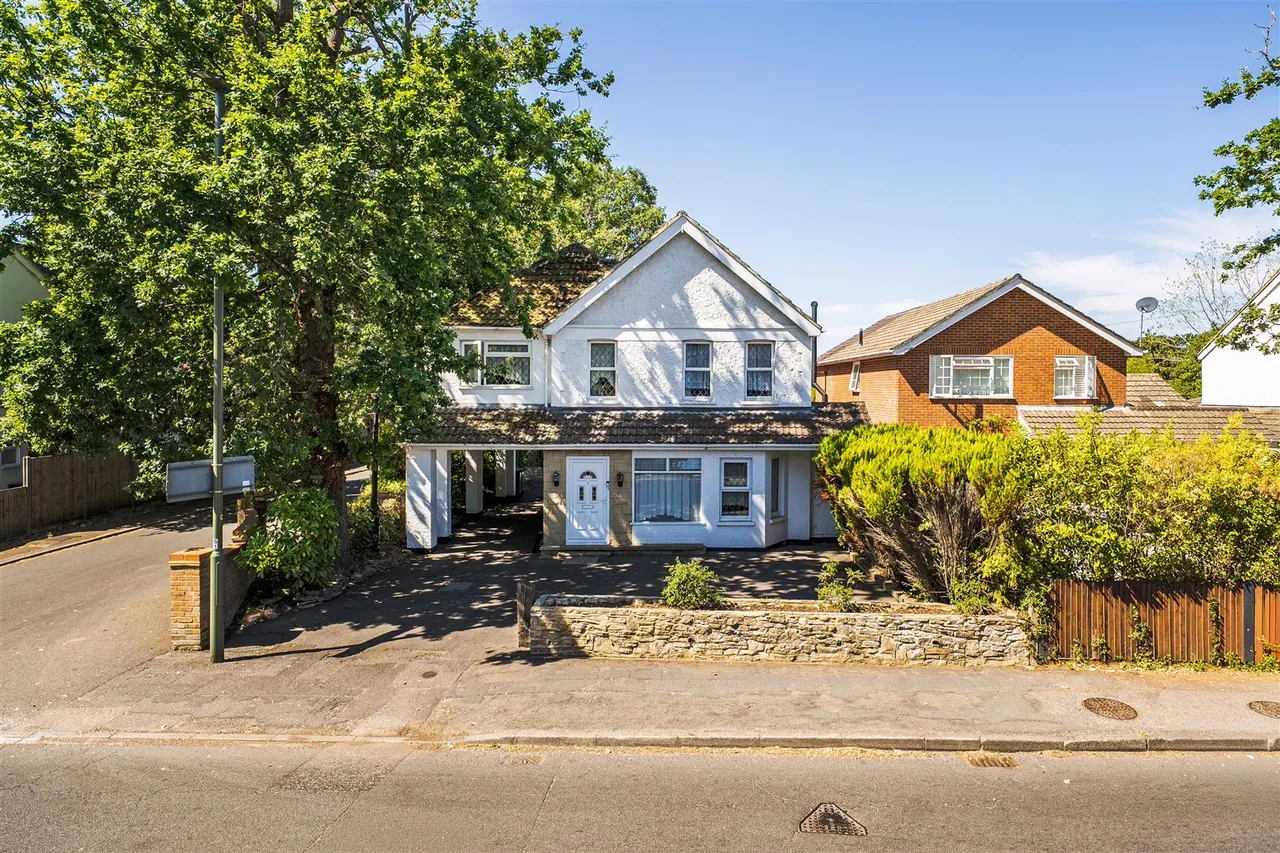 4 bed house for sale, Mytchett Road, Mytchett