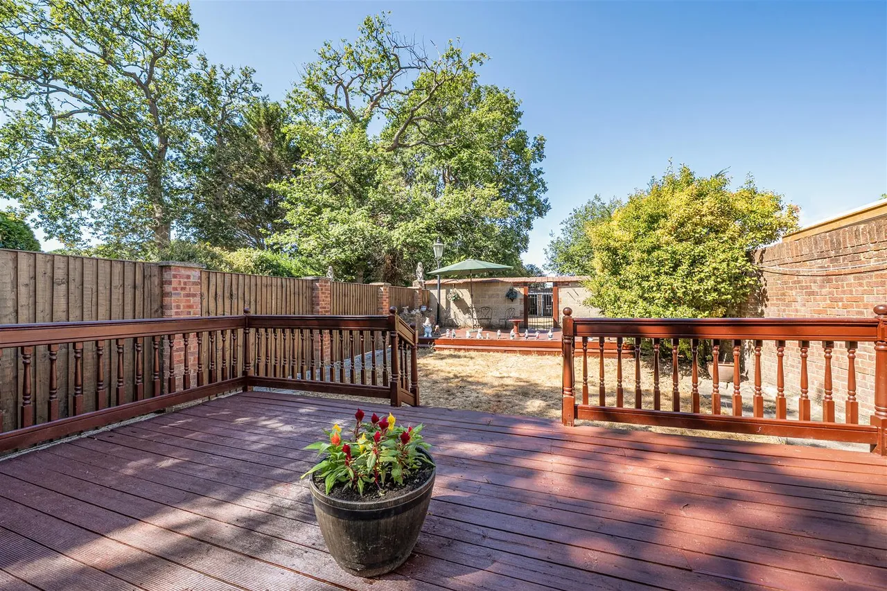 Mytchett Road, Mytchett, photo 18