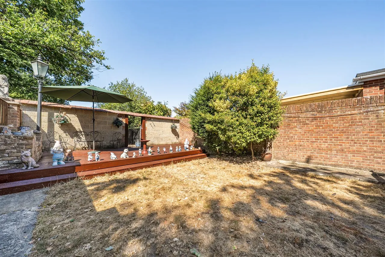 Mytchett Road, Mytchett, photo 17