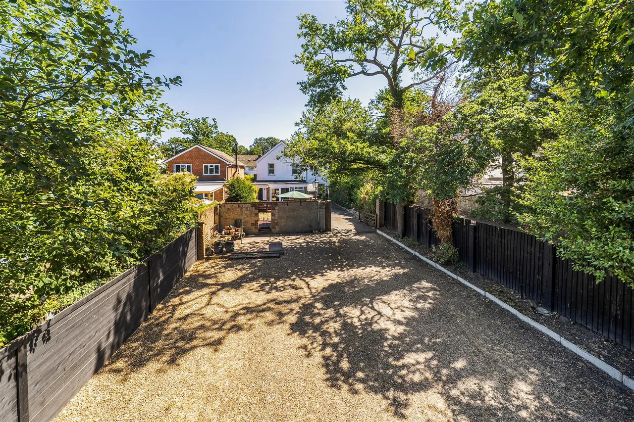 Mytchett Road, Mytchett, photo 6