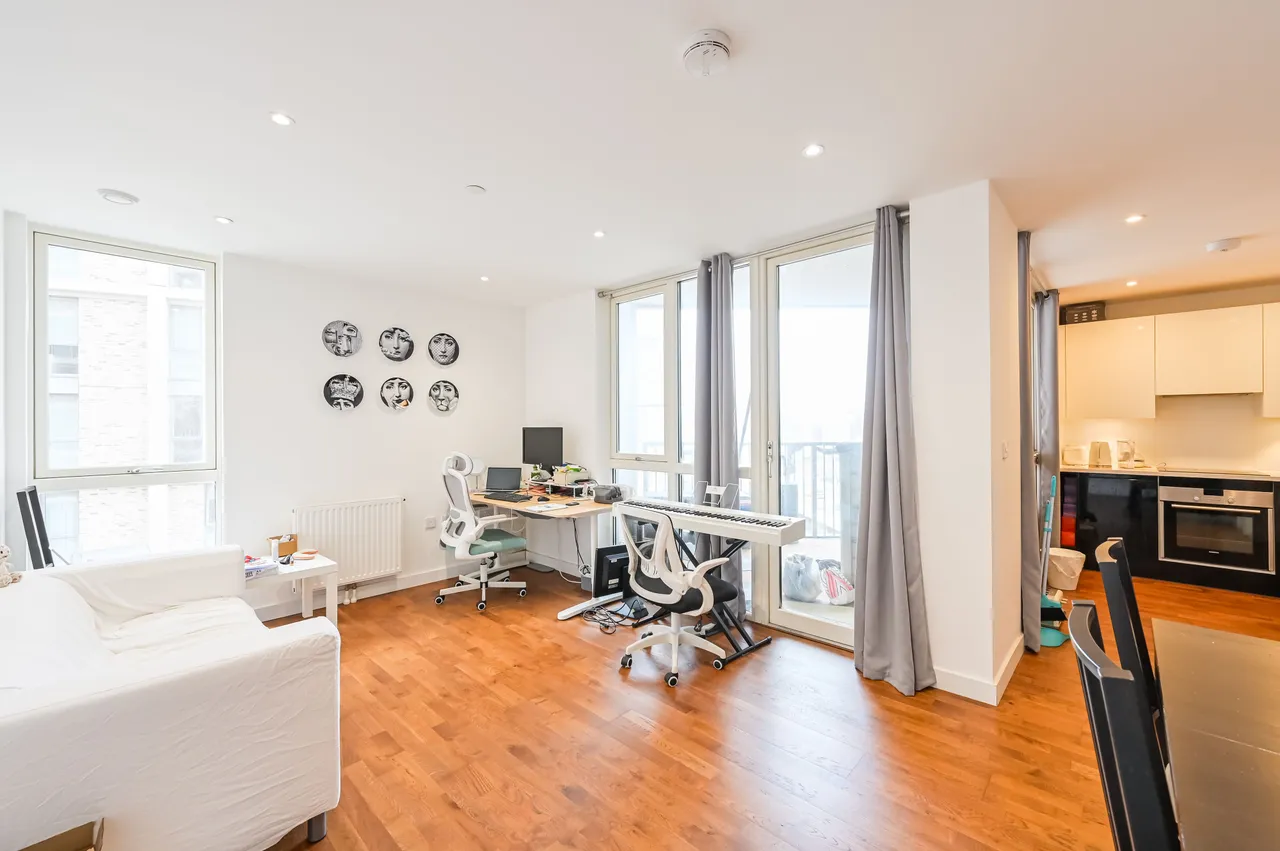 2 bed flat for sale — 66 Discovery Tower, 1 Terry Spinks Place, London