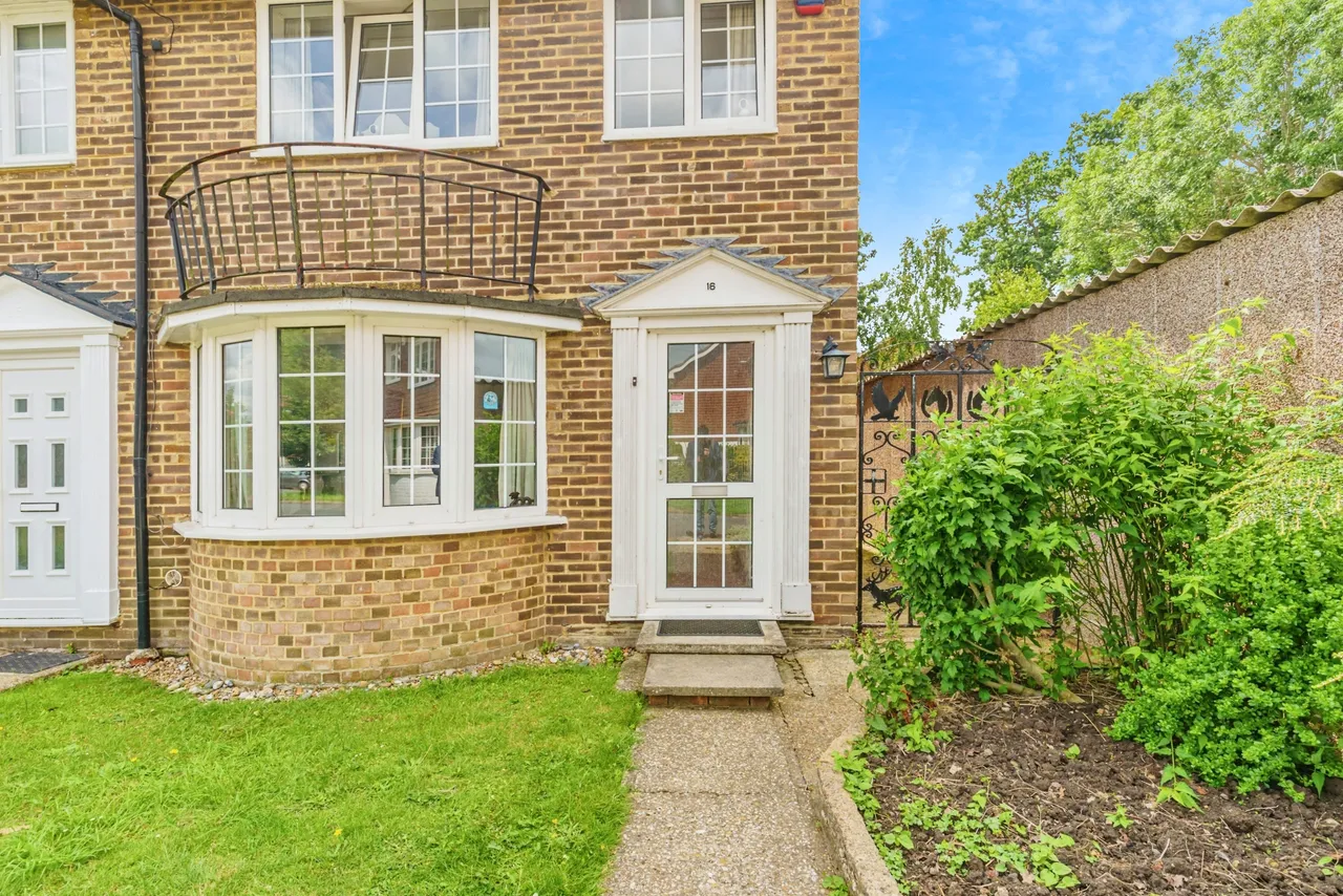 3 bed house for sale, Lyndhurst Close, Crawley, RH11