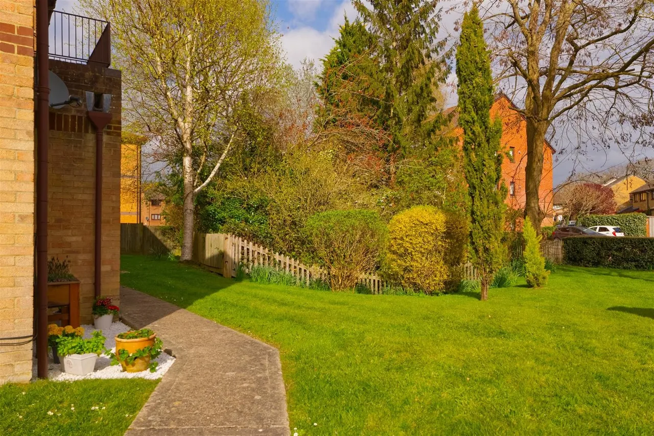 Manor Fields, Horsham, West Sussex RH13 6SB, photo 4