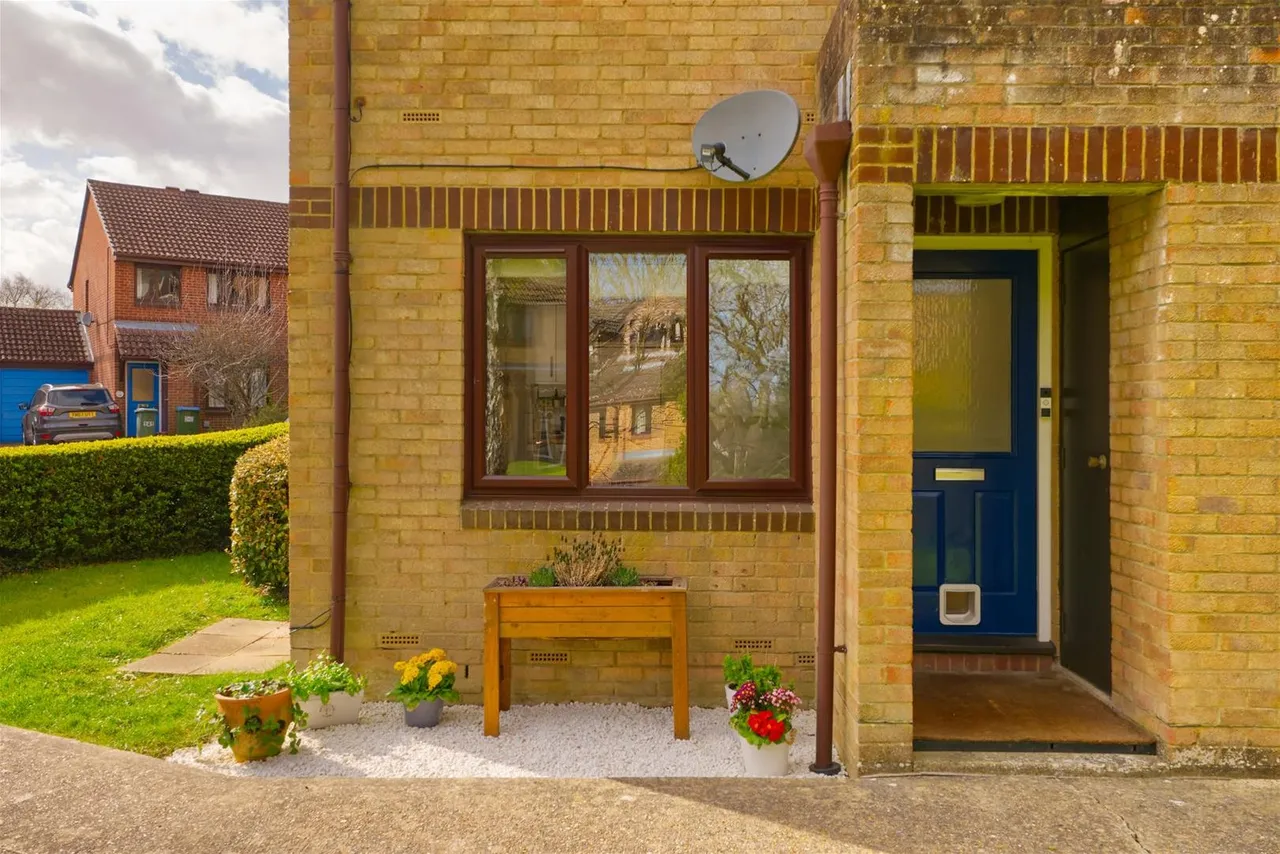 Manor Fields, Horsham, West Sussex RH13 6SB, photo 2