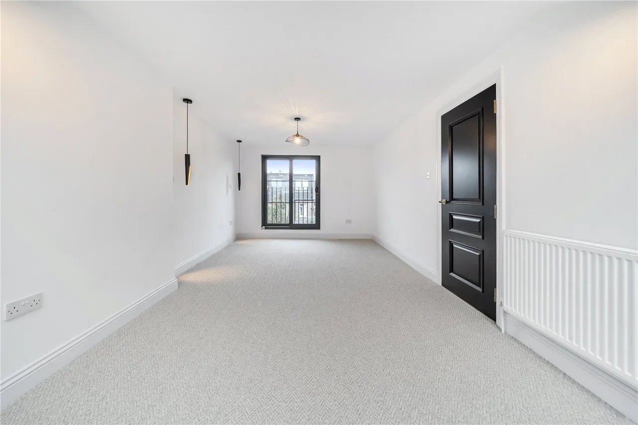 Claygate Road, London, W13, photo 21