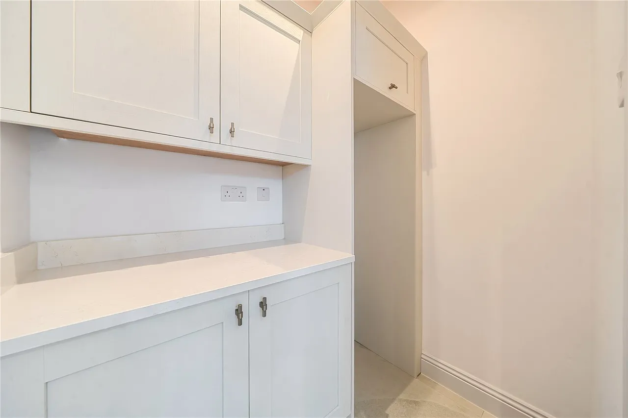 Claygate Road, London, W13, photo 24