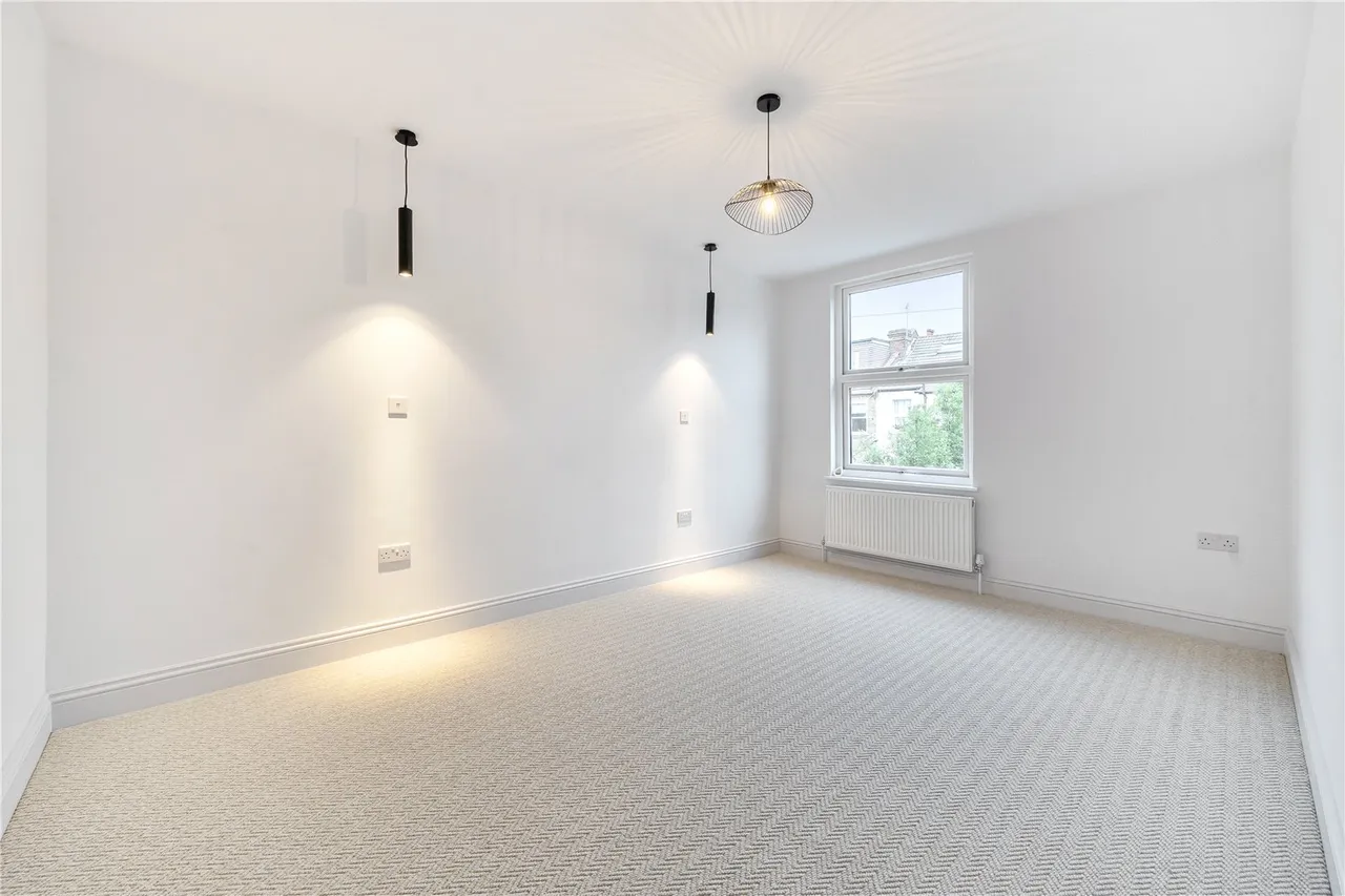 Claygate Road, London, W13, photo 18