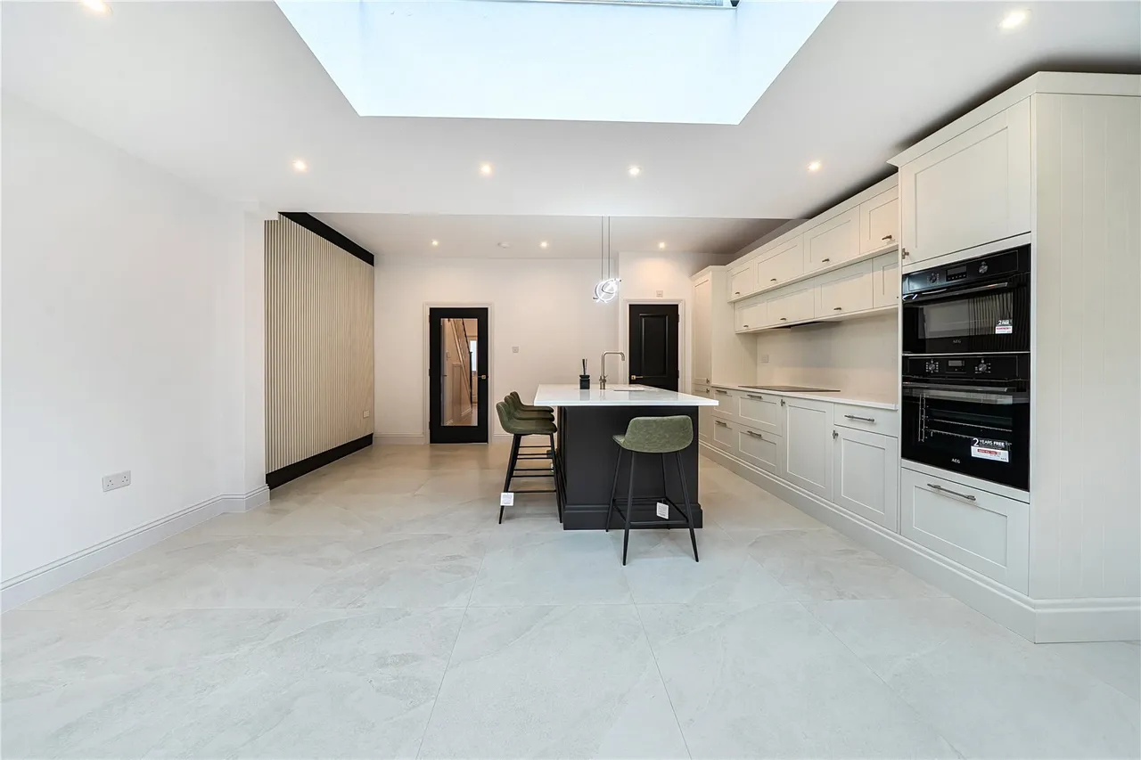 Claygate Road, London, W13, photo 13