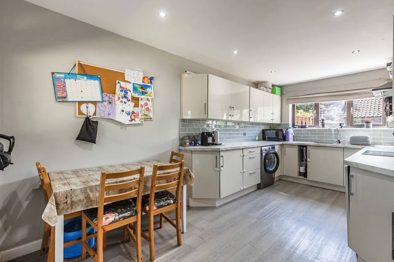 Beautifully Presented Three-Bedroom H, photo 4