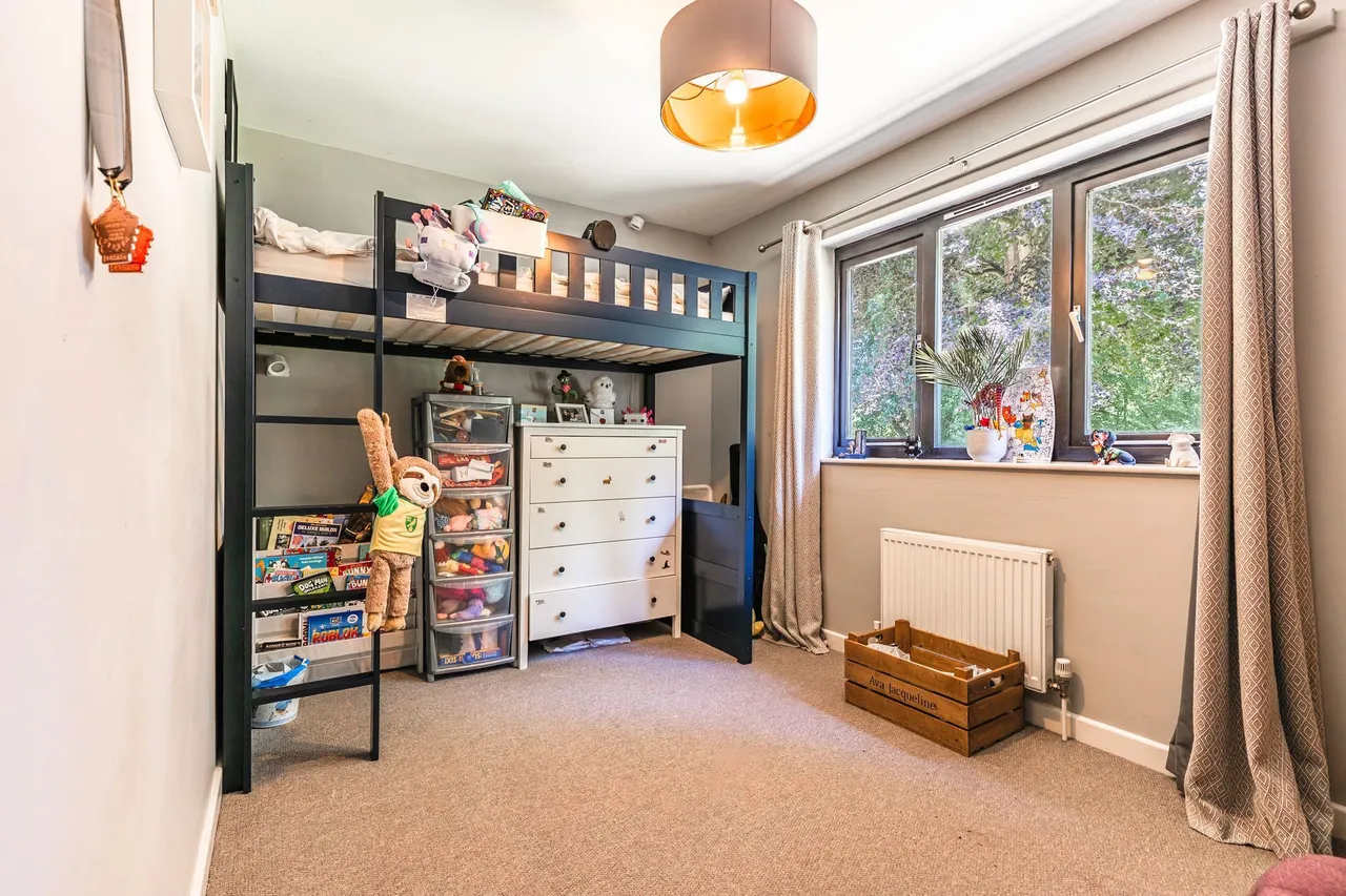 Beautifully Presented Three-Bedroom H, photo 10