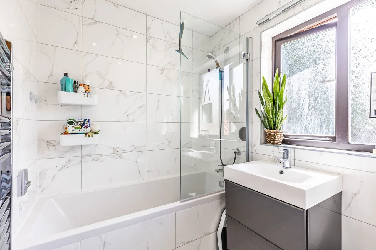 Beautifully Presented Three-Bedroom H, photo 5