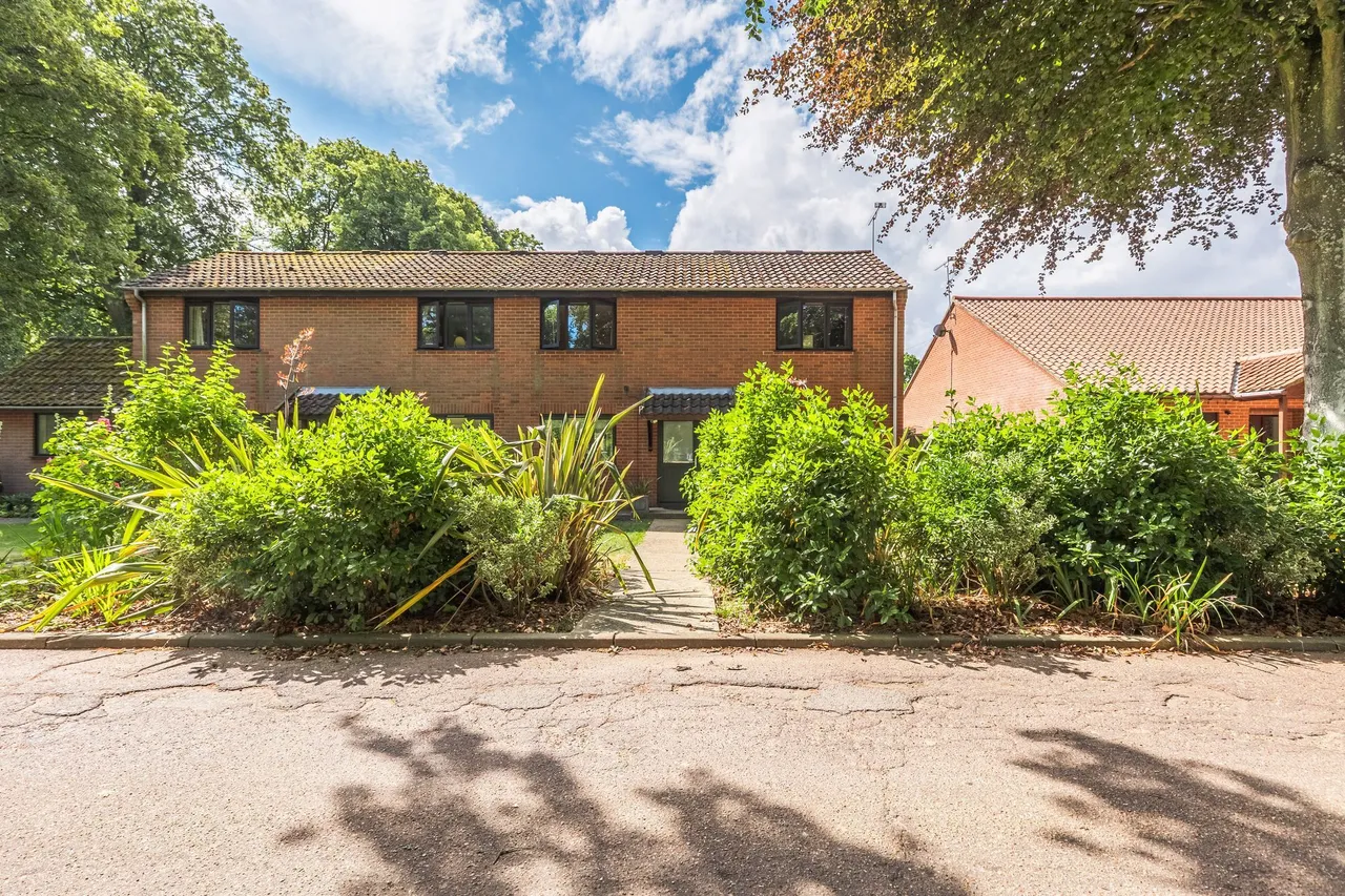 Beautifully Presented Three-Bedroom H, photo 3