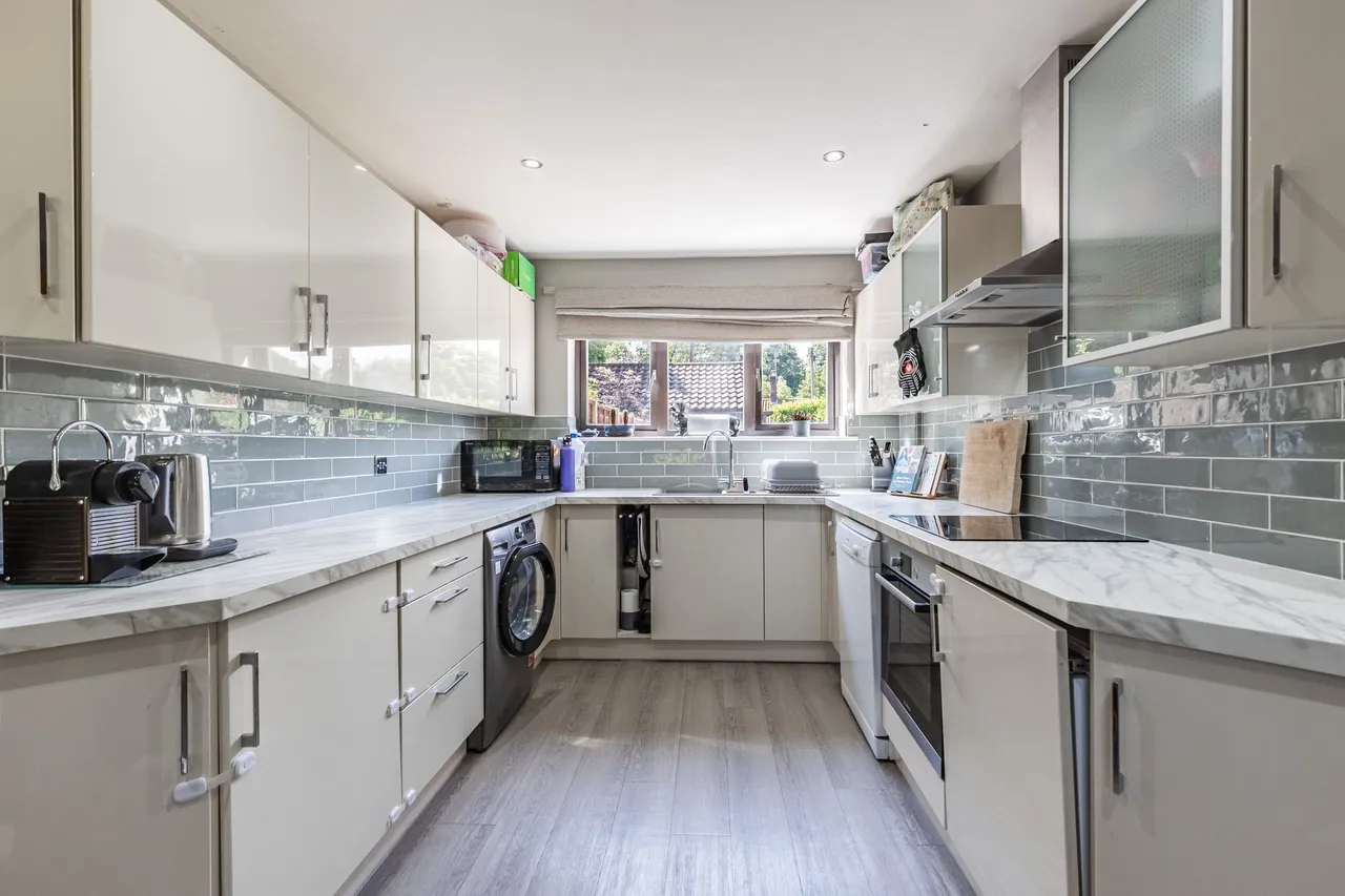 Beautifully Presented Three-Bedroom H, photo 2