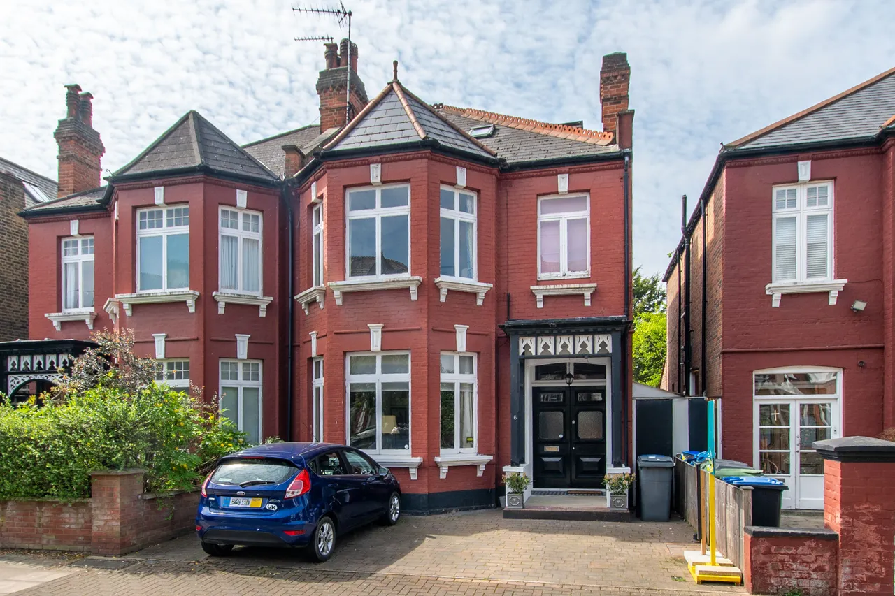 6 Hoveden Road, London, photo 2