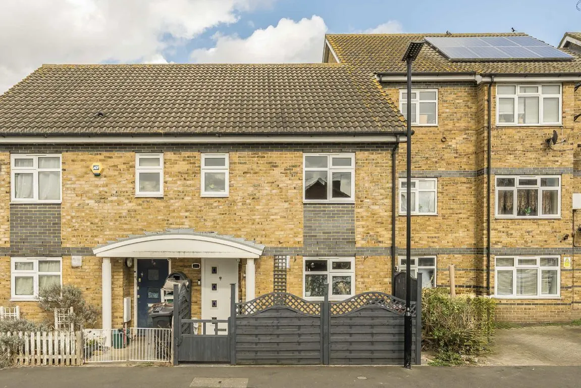 2 bed property for sale, Watermill Way, TW13