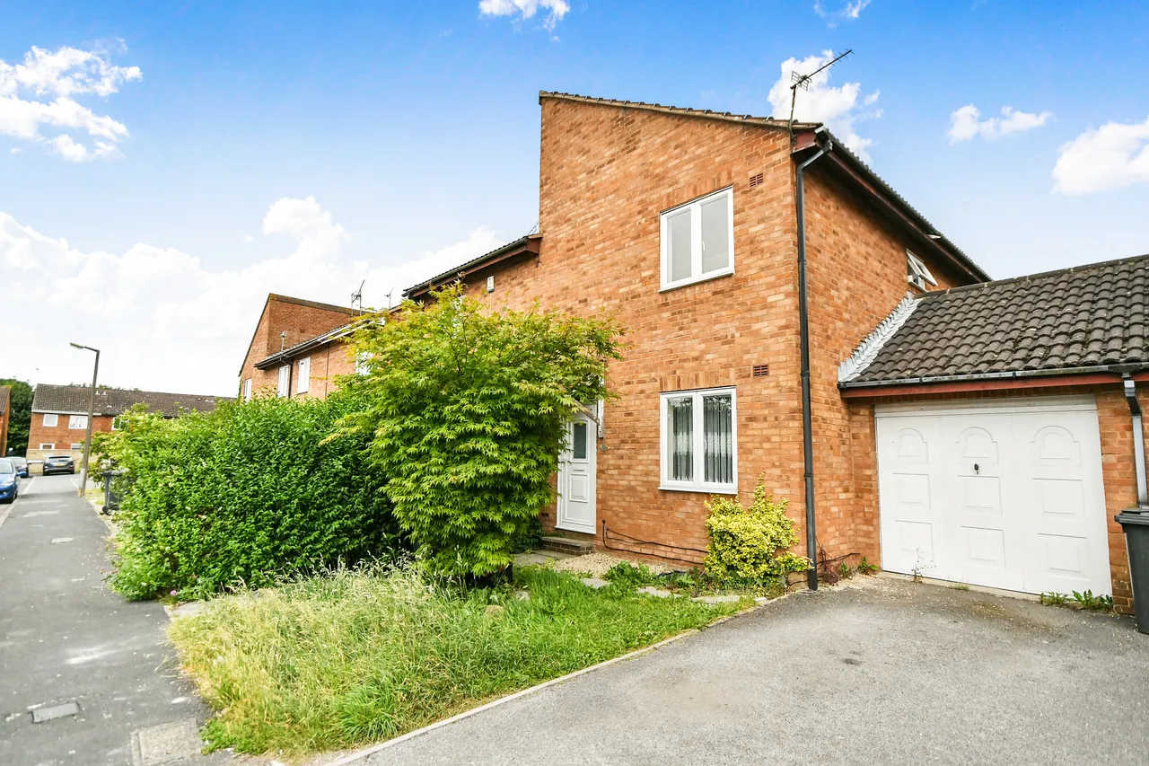 3 bed house to rent — FRESHBROOK WEST SWINDON