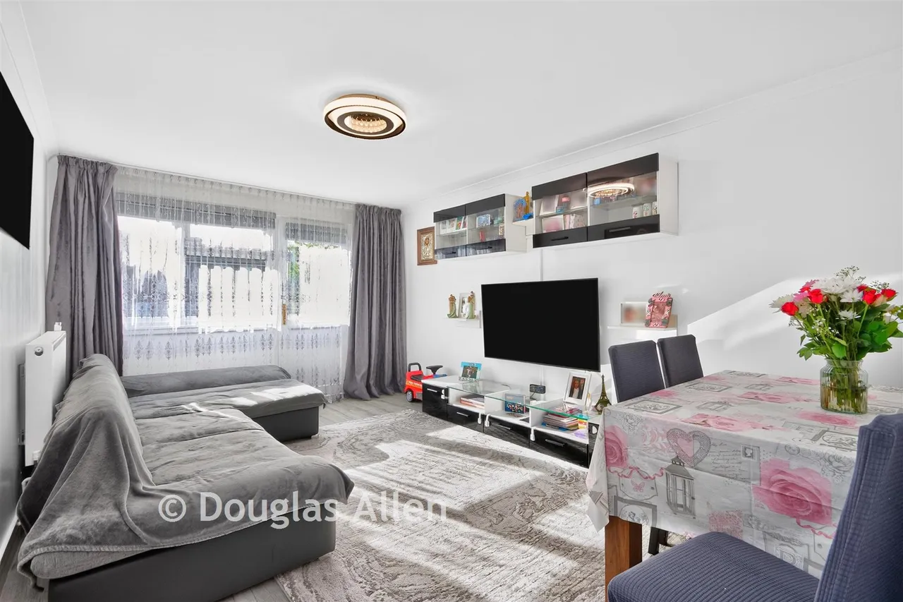 Hitchin Close, Romford, RM3, photo 2