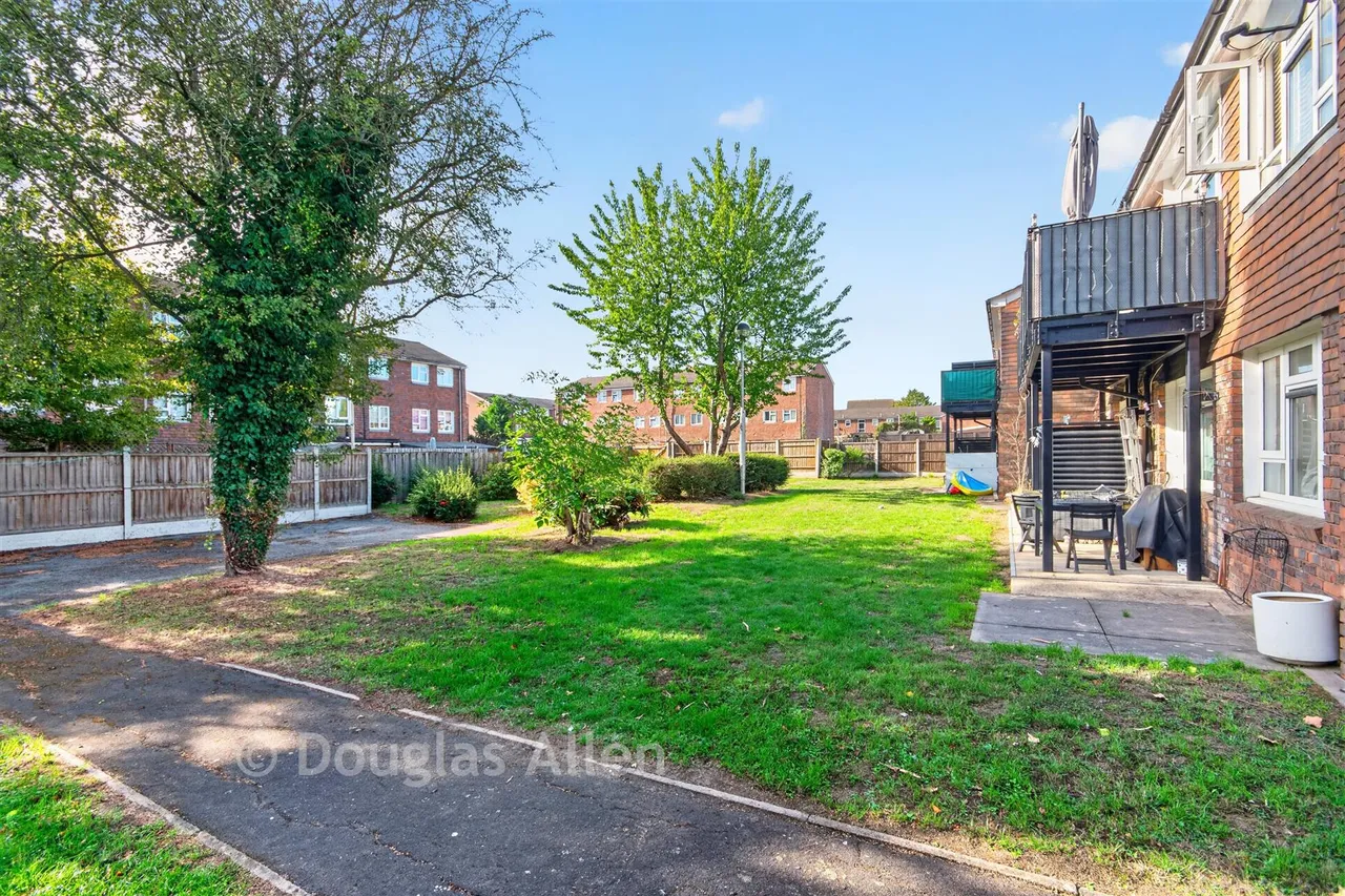 Hitchin Close, Romford, RM3, photo 10
