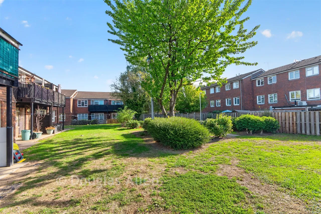 Hitchin Close, Romford, RM3, photo 11