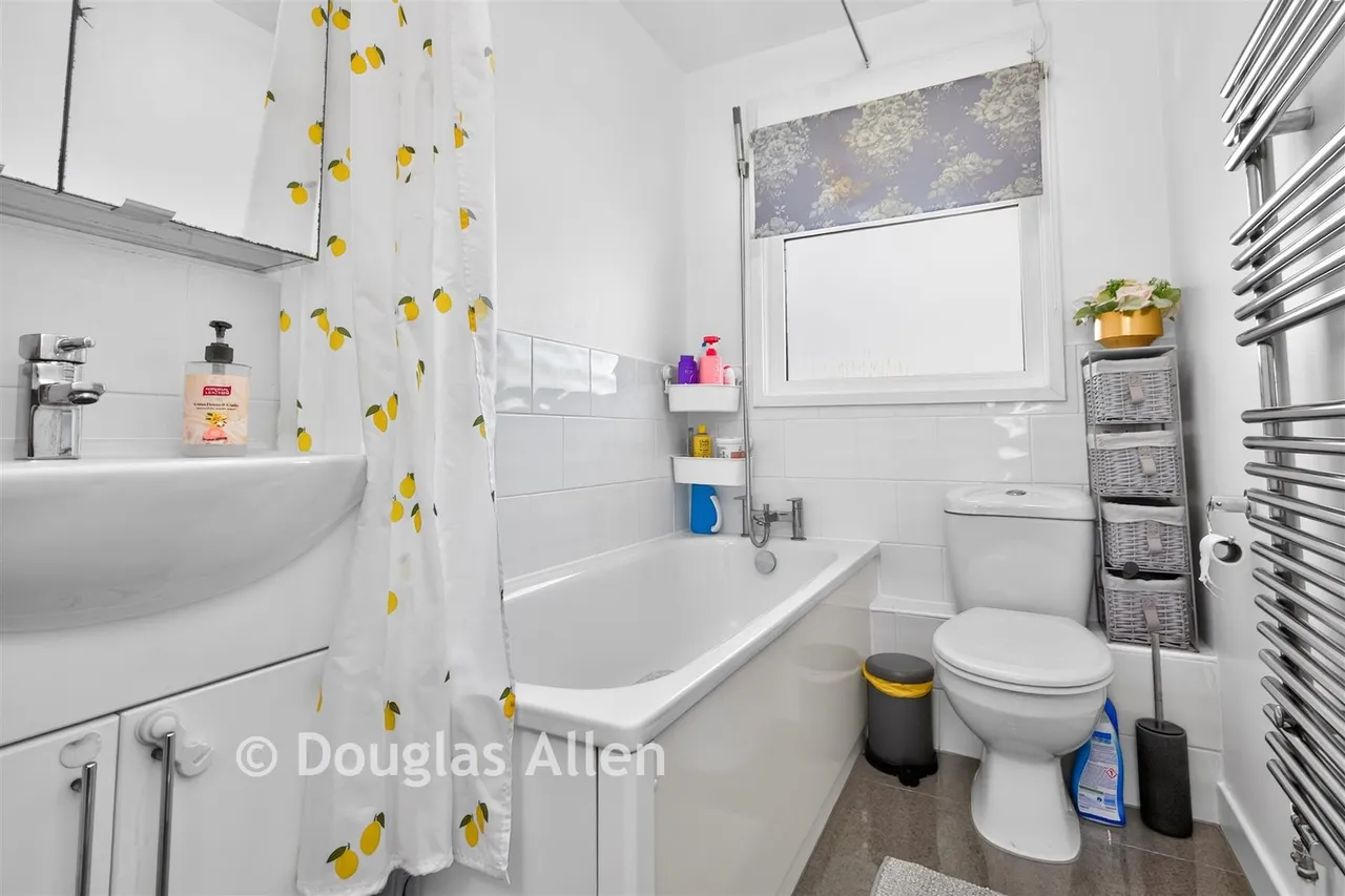 Hitchin Close, Romford, RM3, photo 9