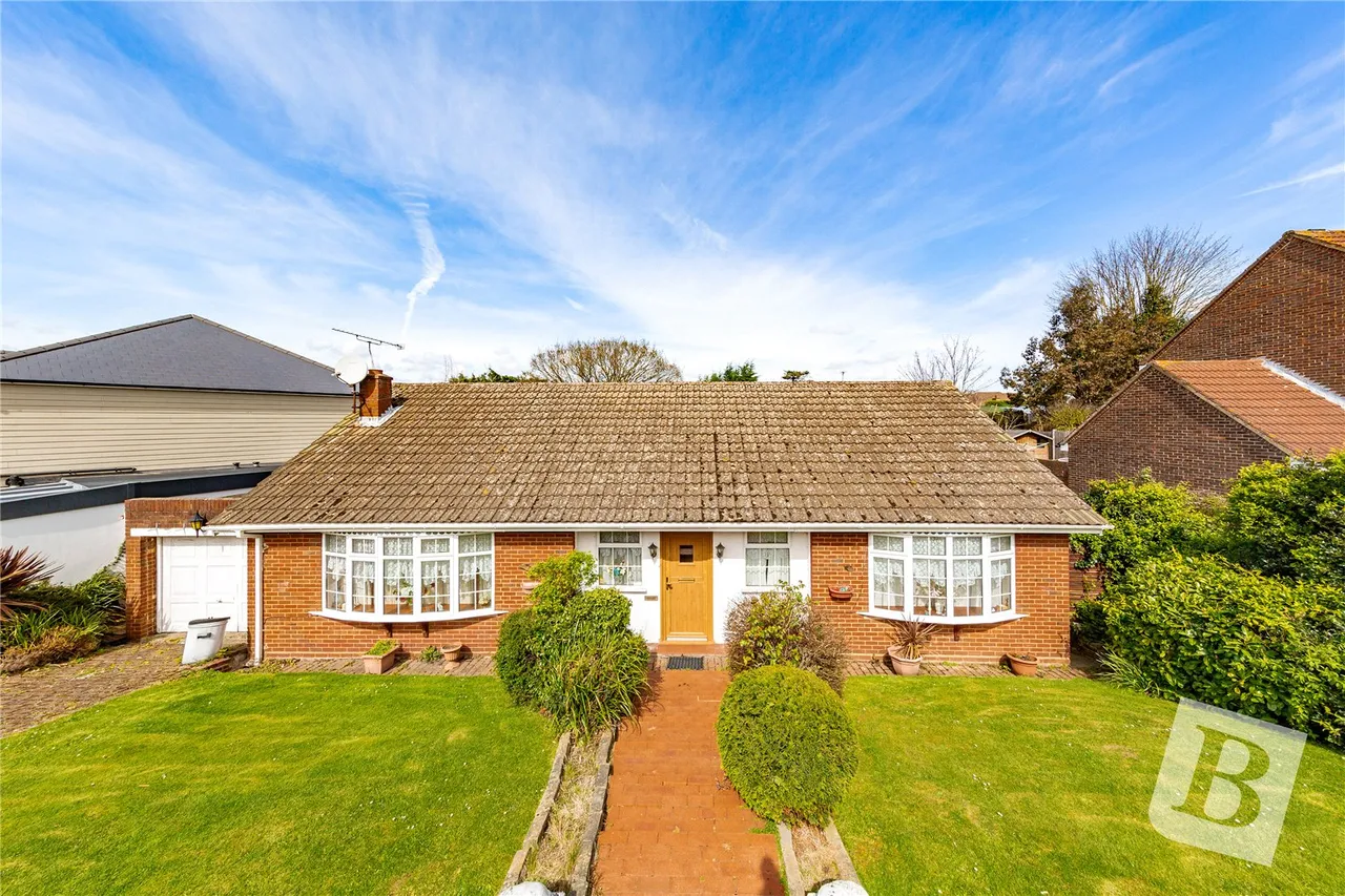 3 bed property for sale, IG8