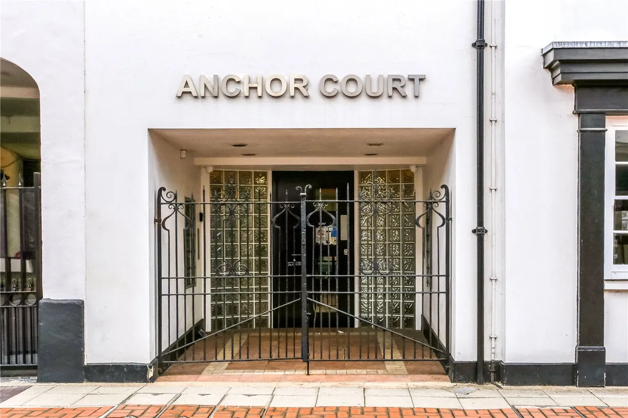 1 bed flat for sale — Anchor Court, 28 London Street, Basingstoke, Hampshire, RG21