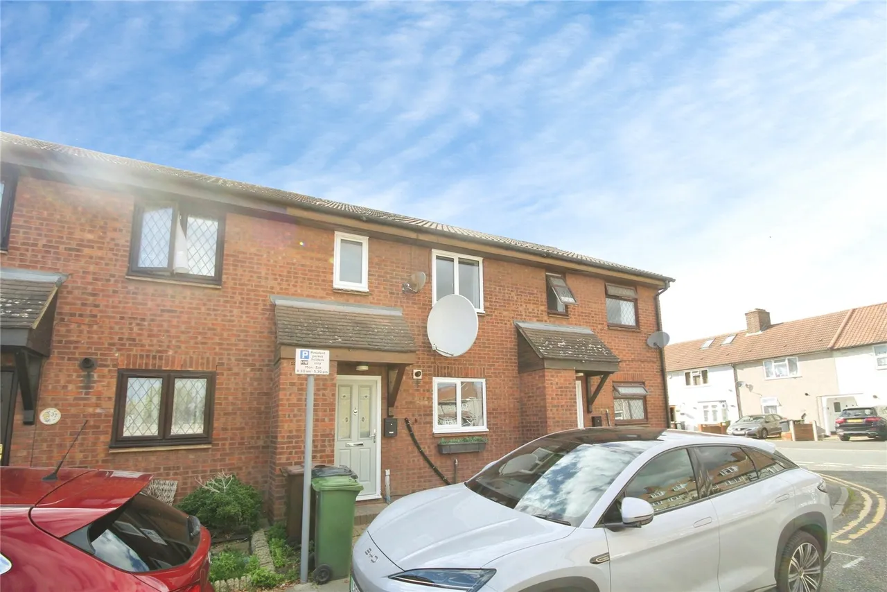 3 bed house to rent, Page Close, Dagenham, RM9