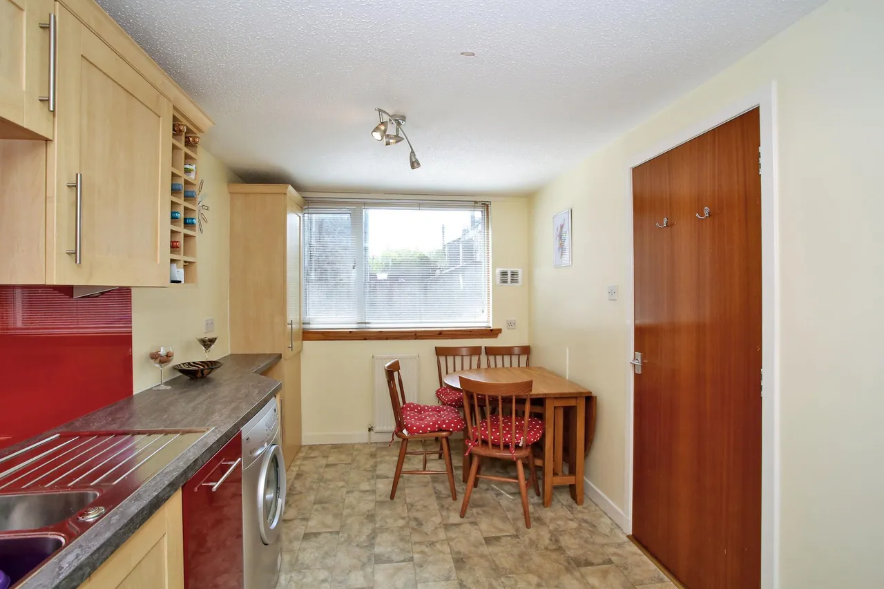 Richmond Court, Rosemount, AB25, photo 5