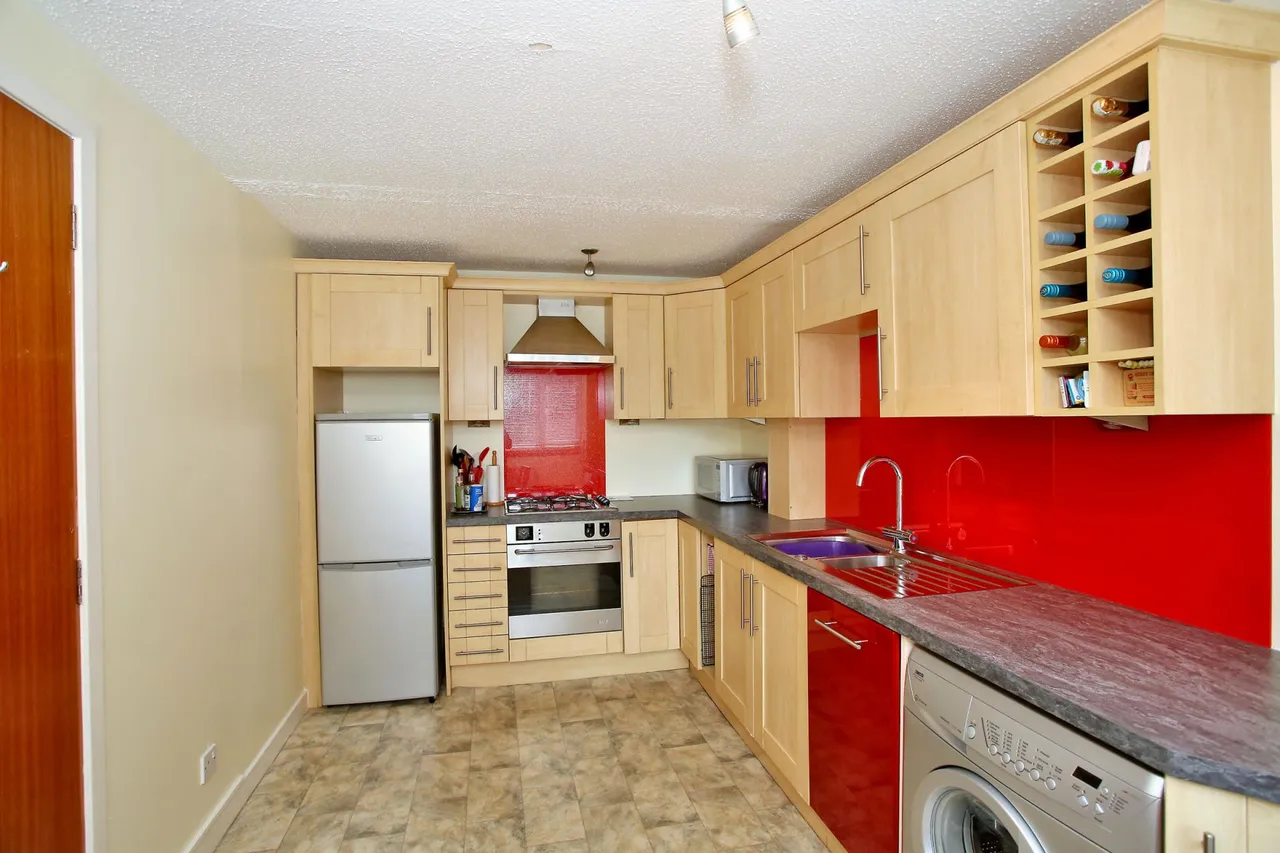 Richmond Court, Rosemount, AB25, photo 6