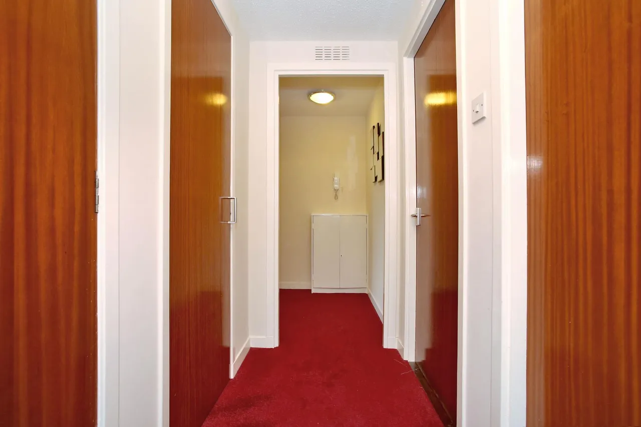 Richmond Court, Rosemount, AB25, photo 17