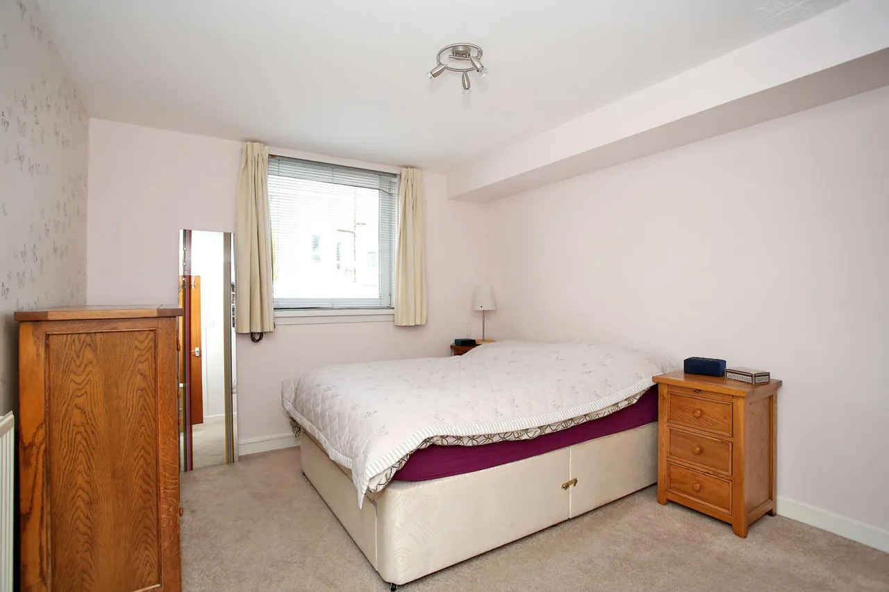 Richmond Court, Rosemount, AB25, photo 10